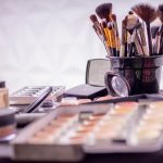 Jakie dodatkowe pędzle do makijażu warto mieć w kosmetyczce?